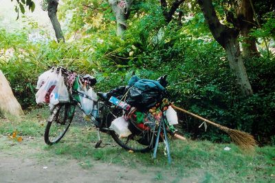 Le velo du balayeur
Les balayeurs s'occupent egalement de recyclage pour arrondir les fins de mois...
