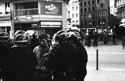 Choppé
Manifestations anti cpe 2006, la photo parle d'elle même. Largement sous exposé j'ai du pousser un peu le contraste et le grain!
