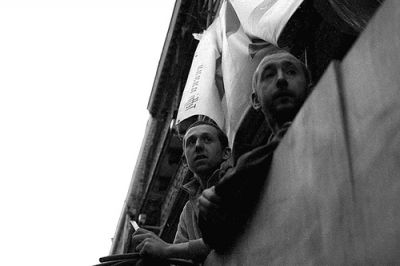 Imcompréhension
Manifestations anti CPE 2006, des ouvriers regardent les charges au loin.
Mots-clés: CPE manif