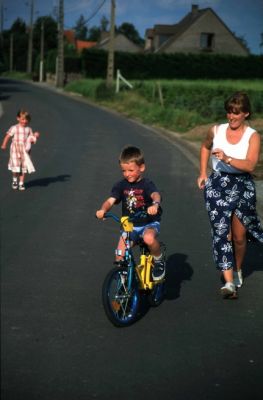 APPRENTISSAGE.
Thomas, notre fils apprend ?  rouler ?  vélo sous l'oeil bienveillant de sa maman et sa soeur Elise.
photo prise dans notre rue.
