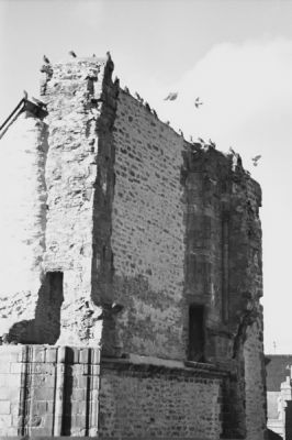 Abbatiale St Tugal
Canon EOS 300 + 28-80 mm
T-Max 100 iso
