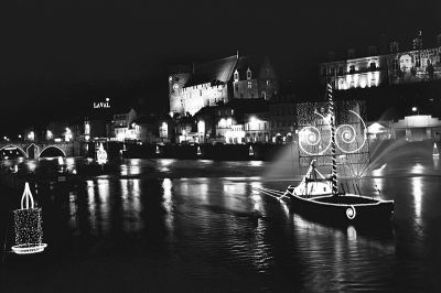 Illuminations
Canon EOS 300 + 28-80 mm
T-Max 100 iso
