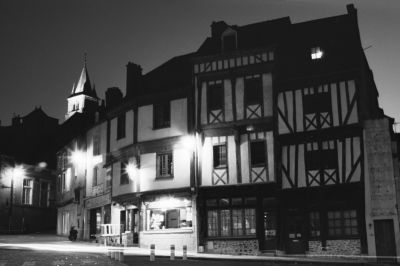 Place St Tugal (encore !)
Canon EOS 300 + 28-80mm
T-Max 100 iso

