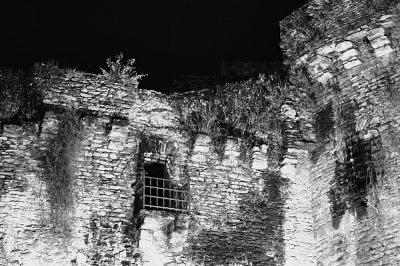 Enceinte Vieux Château
Canon EOS 300 + 28-80 mm
T-Max 100 iso
