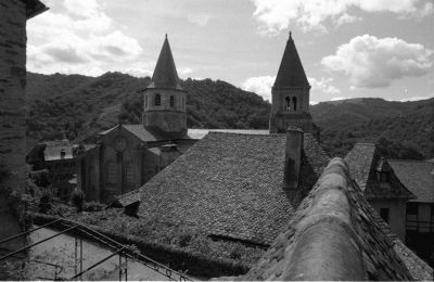 Conques4.jpg
Nikkormat 20mm 1/60sec. Ilford FP4+. Rodinal-Agefix. Filtre UV. Image non recadrée. 14:00h. Essai de prise de vue en hyperfocale ?  f/22 avec une pdc allant de 35cm ?  l'infini, presque réussie (la première faîtière est un peu floue).
Mots-clés: n&b     hyperfocale