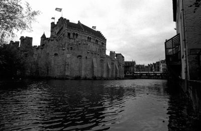 Gand, le Steen.
Le Steen émerge au dessus des eaux des canaux gantois...Jour de pluie.
Mots-clés: n&b