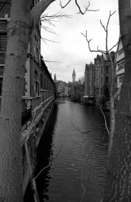 Gand3
Gand. Au dessus d'un canal, un jour gris...
FP4+. Rodinal, Agefix.
Mots-clés: n&b