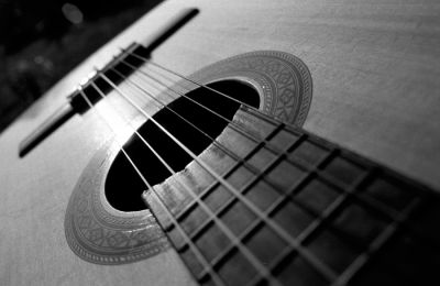 Ma guitare
Que je joue ou non, je dois l'accorder souvent. Elle me permet surtout de penser ?  autre chose, je dois me concentrer pour jouer. Un air de guitare sèche me fait toujours penser ?  la photo n&b par ses arpèges et accords. En opposition, des accords de guitare électrique viennent piétiner l'air de guitare sèche, c'est la photo couleur, les accords sont amplifiés, déformés. La couleur en photo a une dimension psychédélique comme la guitare électrique.
Mots-clés: n&b     guitare