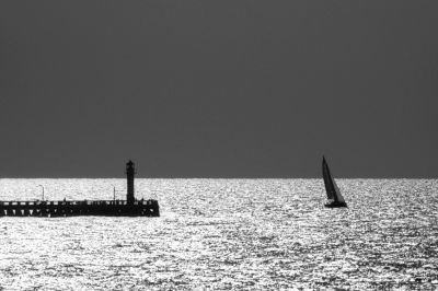 Jetée
Après-midi chaud et lourd. La mer sur laquelle le vent vient de se lever renvoie tous les reflets du soleil. Le voilier rentre au port...Il est bien inspiré, moins d'une heure plus tard un violent orage éclate. Mer du Nord. Jetée de Nieuwpoort.
Mots-clés: contre-jour Efke KB 25 télé