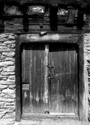 Porte
Taille écran: 13X18cm. Résolution scan: 99ppp (=résolution écran: 39 points par cm). Recadrage.
Nikkormat 35mm. Négatif Ilford FP4+ Développement: Rodinal-Agefix
Mots-clés: n&b