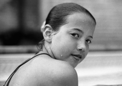 ourson dans son bain
Ce portrait d'un de mes oursons n'a aucun mérite esthétique. C'est ma toute première manoeuvre pour essayer de retenir une Ilford FP4+ à 50 ASA soit un peu plus d'un stop. Cela tient la route dans les nuances de gris pour des portraits mais sans avoir la prétention de devenir une Pan F développée dans de l'HC 110 !!!
Révélateur Ilfotec HC 1+47 pendant 8 minutes. Nikon F, Nikkor-Auto S.C. 50mm f:2 1/250sec. Ciel gris, soleil voilé.
Mots-clés: FP4+ retenue à 50asa N&B