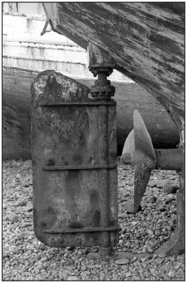 Gouvernail
Celui-ci ne fera plus la route du rhum !
Ilford HP5 développé dans de l'XTOL
Mots-clés: Epave bateau mer