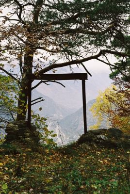 Monte charge
Cette curieuse installation est une sorte d'ascenceur qui servait autrefois ?  transporter de haut en bas ou de pbas en haut  du bois, du foin... parfois des personnes...

