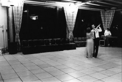 L'important ... c'est la rose .
Nikon F50 au 35-80 sur HP5+ poussée à 800
scan de tirage
Ouverture de bal sur du Bécaud ( et non pas bécots !)

