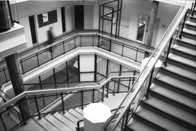 Escalier - centre culturel de Vitré
Nikon FE au 28 mm  Hp5 +
scan de négatif
