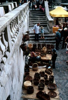 La vannière
Une vannière sur le marché de Villefranche de Rouergue
Nikon F90 + 35-70
Sensia 200
Scan de diapositive + ajustement des niveaux sous Gimp
