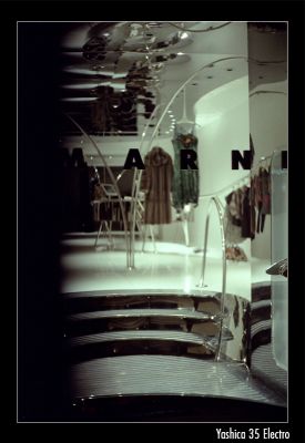 Magasin chicos Av Montaigne  . Kodak Gold 200 Asa. Photo prise ?  main levée f/1.7
