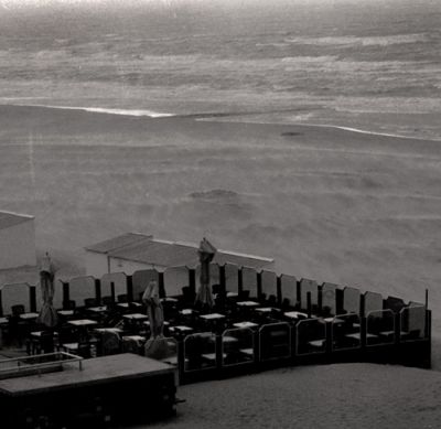 café en bord de mer
Mer du nord

Mots-clés: café digue mer vent n&b paysage
