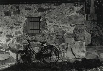 vieille bicyclette
vieille bicyclette appuyée contre un mur en pierres
Mots-clés: bicyclette