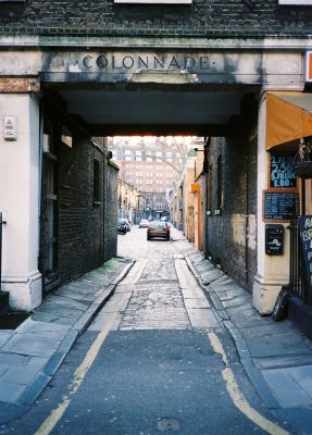 Colonade
Mots-clés: Yashica T4 London Street