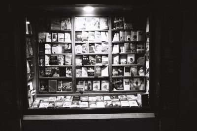 Bookshop window at night.  Available Light.  Hand held.  Minox 35ML.
Mots-clés: Minox 35ML Books