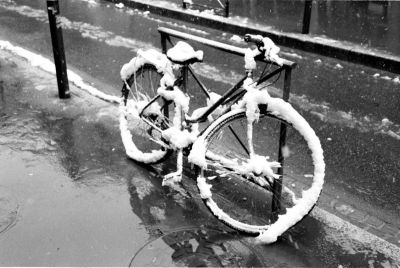 Enneigé
Sur un trottoir Toulousain, l'hiver dernier.
Rollei 35SE, ciel plombé, négatif scanné au DualScan IV
