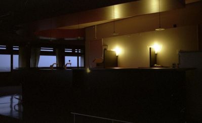 Un bar fantôme
Perdu au 25ème étage, ce bar ne reçoit plus personne. J'ai rallumé ses lumières le temps d'une image prise au 50mm.
