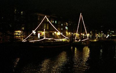 Sur les canaux de La Haye
Bateaux illuminés sur les canaux de La Haye.
MX, 35/2.8 grand ouvert, 1/8 seconde
