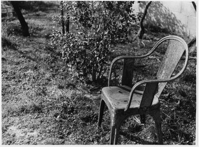 Chaise en ATP1.1
Chaise couleur bordeaux en metal rouillé sur fond de pelouse jaunie
ATP1.1 + SPUR DC, eau deminéralisée
Canon AE1, 50 1.8, tirage 18x24 sur RC maco, krokus 3
