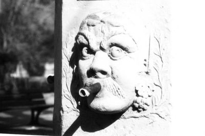 Fontaine
Visage grimaçant, affublé d'une extension en cuivre...
