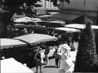 Chérubin fait son marché
Marché d'Apt, Juillet, Moskva 4, Rollei Retro 100, Krokus 3, Industar 90U, RC Maco
Pris des marches de la sous prefecture, la statue veille sur les stands
Mots-clés: Marché d'Apt, Moskva 4, Rollei Retro 100, Krokus 3, Industar 90U, RC Maco