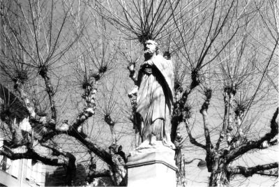 Statue
Le gardien de la place, quelqu'un a jugé bon de lui donner un trousseau de vieilles clés vissées à sa taille
