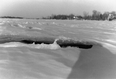 Crevasse glacée sur rivières
Prise sur les glaces enneigées de la rivière Des Prairies ?  Montréal. Film ilford hp5 plus 400 iso. Avec Pentax K1000.
