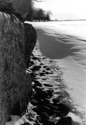 Vallon de glace
Prise sur les glaces enneigées de la rivière Des Prairies ?  Montréal. Film ilford hp5 plus 400 iso. Avec Pentax K1000.

