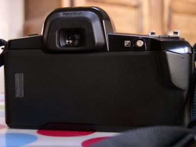 Z10 dos
Sous le pouce droit le bouton de correction d'exposition (ou choix automatique de la vitesse)

