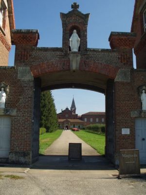 entrée de Notre Dame des Dombes
