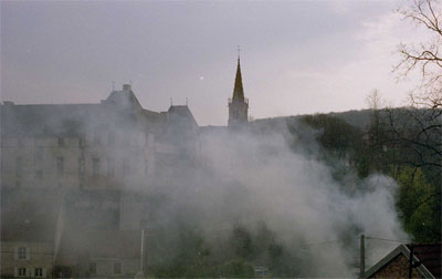 gorille dans la brume...
un cadrage superbe, pour lequel j'ai attendu le bon moment, un site d'exception, une composition remarquable travaillée à la chambre, cette photo est dédicacée à tous les amateurs de photos guide michelin. un grand moment de photographie. 
