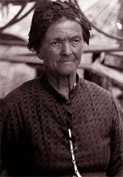  Marie Anne Durupt, dite "la chèvre" , photographié à Escoublac par son fils aux alentours de 1895, détail
