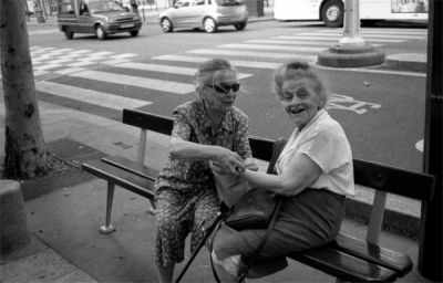 les copines sur le banc
qu'est ce qu'il a?
il dit qu'il veut nous prendre en photo!
 
