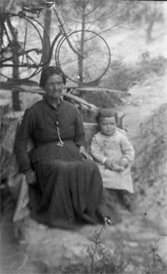  Marie Anne Durupt, dite "la chèvre" , photographié à Escoublac par son fils aux alentours de 1895
