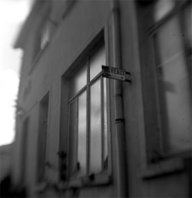 bureau O'brownie
au brownie flash, ménisque probablement monté à l'envers...
Tmax/rodinal 1+50 12 minutes
