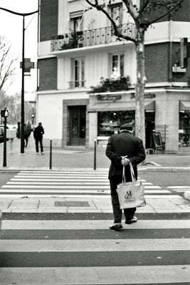 un vieux qui marche
