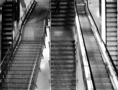 Escaliers gare St Lazare
REvue 400 SE f/1.7  à 1/30s et 400 iso
