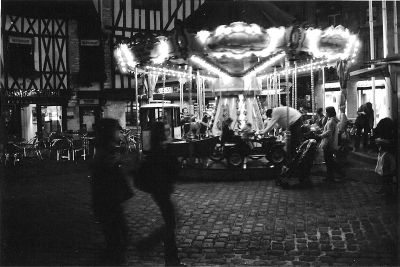 Manege
Revue 400 Se 400 iso f/1,7 à 1/30s
