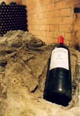 Cims de Porrera
Cave Coopérative du Priorat en Catalogne, en Espagne à 50 km à l'Est de Tarragona.
Ici la bouteille est placé sur un bloc de schiste, qui une des principales roches de la région, dans les anciennes cuves sous-terre de la cave.

Les vins produits à Cims sont des vins très puissants, très riches... de garde.
Les cépages cultivés sont le Grenache noir, le Cabernet sauvignon, la Syrah, mais le cépage roi de la zone de Porrera est le Carignan qui obtient des résultats merveilleux en complexité et en finesses.
Mots-clés: Vin Cims Porrera