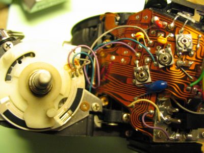 Minolta XD7 coté gauche : la piste et le curseur du sélecteur ISO
