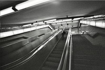 Descente dans le Gouffre
Extrait d'une série réalisée au très grand-angle dans les couloirs du métro d'Hambourg.

Minolta XD-5
Tokina RMC 17/3,5
Ilford XP2
Mots-clés: métro xd5 XP2 hambourg