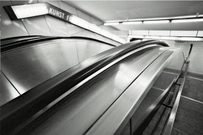 Rampe d'Escalator
Extrait d'une série réalisée au très grand-angle dans les couloirs du métro d'Hambourg.

Minolta XD-5
Tokina RMC 17/3,5
Ilford XP2
Mots-clés: métro xd5 XP2 hambourg
