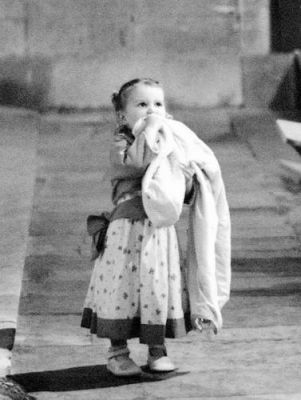Alice
Une petite fille adorable lors du mariage d'un couple d'amis.

Configuration extrême à main levée :
- Minolta Sr-T Super (cellule en limite de capacité de mesure)
- Rokkor MC 200/3,5
- Kodak Tri-X à 3600 ASA
Mots-clés: Minolta Sr-T Super Kodak Tri-X Minolta MC 200/3,5 3200 ASA
