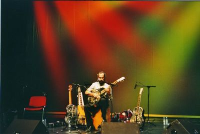 Bob Brozman à la salle Altigone - 2
Autre photo du même concert. J'ai oublié de préciser l'évidence, c'est-à-dire que la photo est prise sans flash par respect pour l'astiste et le public. Le film est une Superia 400 asa.
Mots-clés: blues brozman concert olympus 35RC
